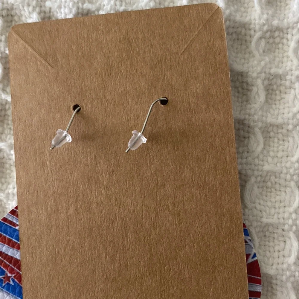 🦩 NWOT Earrings in faux leather in red, white & blue print🦩 - Picture 2 of 4